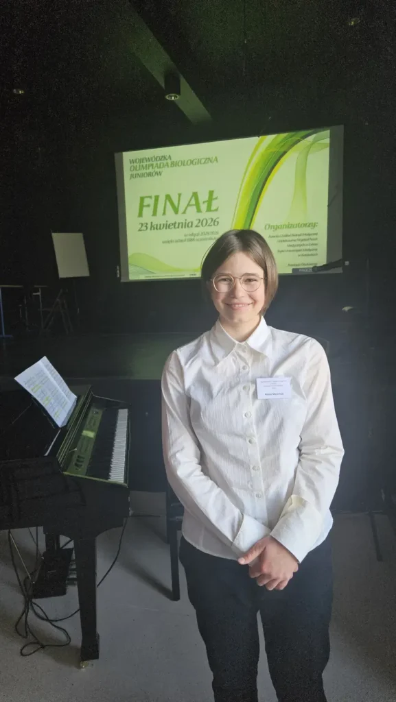 Na zdjęciu Kalina Marciniuk z klasy 8a – dumna finalistka Wojewódzkiej Olimpiady Juniorów